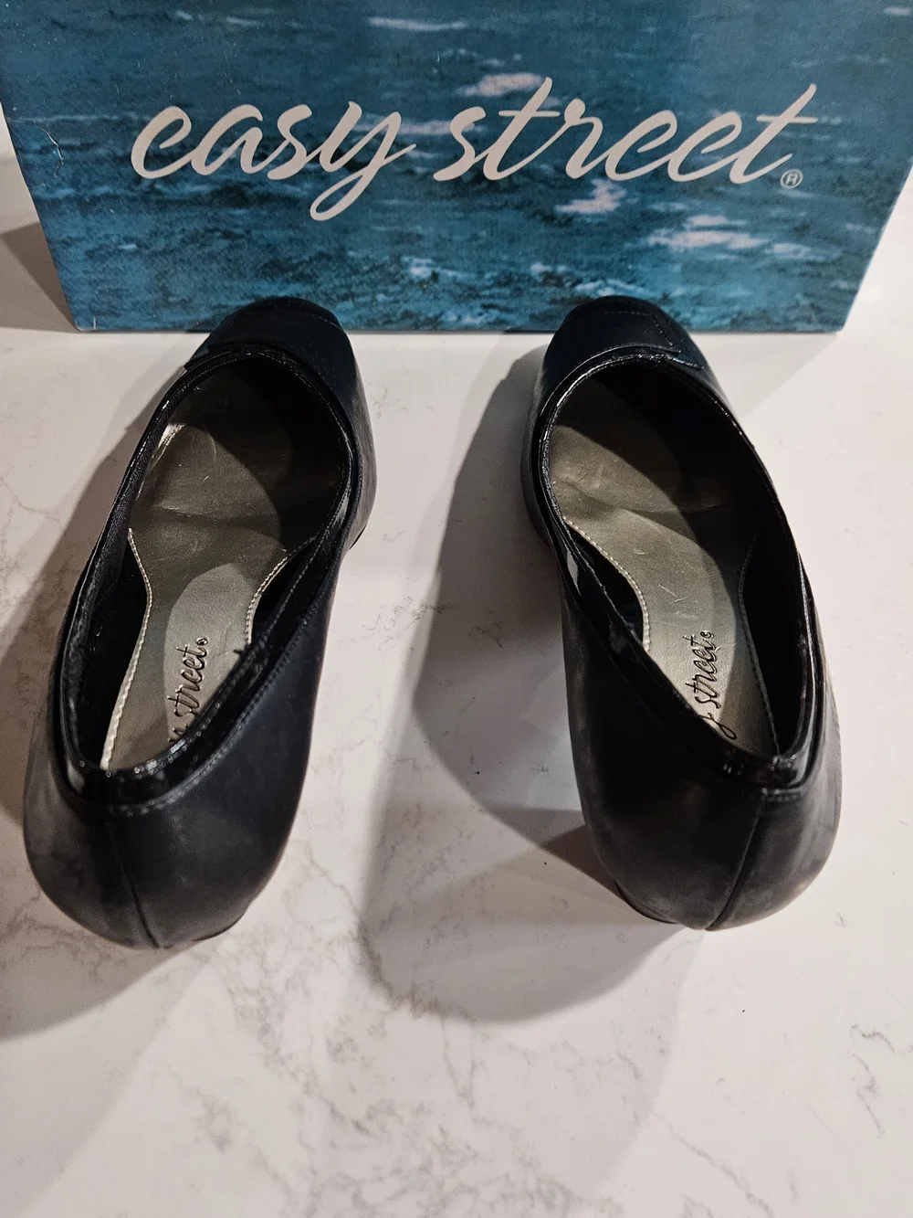 easy street Datia NWOT Black Leather and Patent Trim Women's Flats Size 8.5